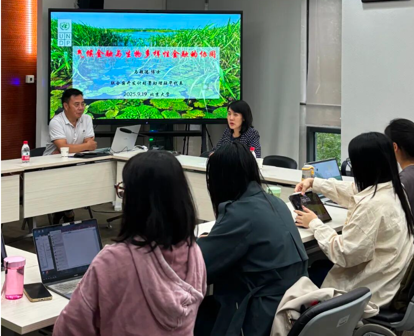 讲座现场.png